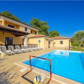 4 bedroom villa bedroom with pool, Svetvinčenat, Istria, sleeps 8